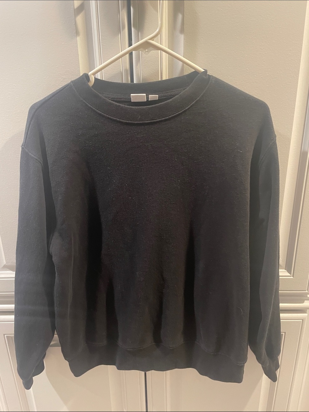 Gap Black Crewneck Sweatshirt - Classic Woman's Pullover